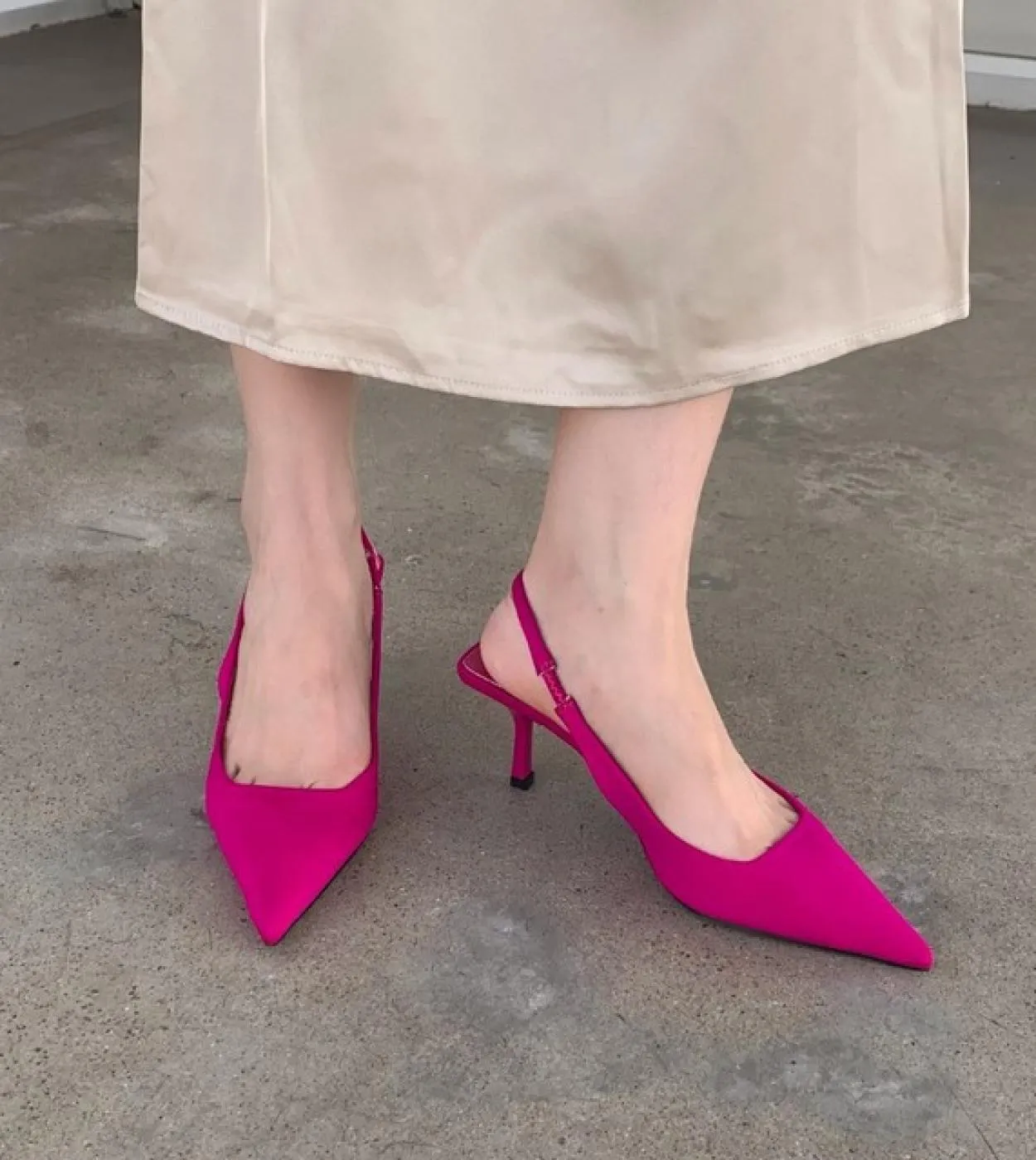 2022 primavera nuova moda punta a punta stiletto elegante tacco medio scarpe da donna indietro punta vuota sandali partito tacco