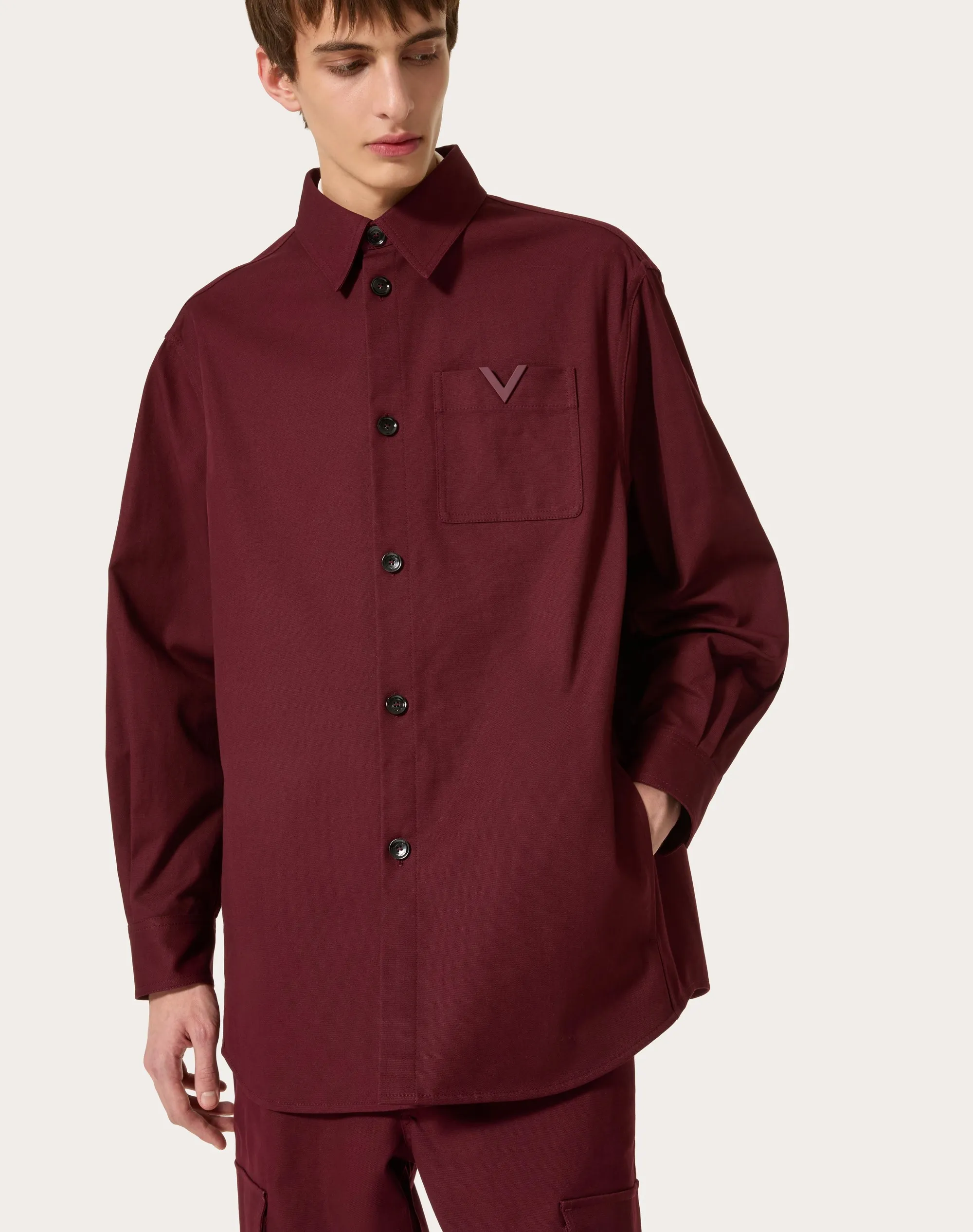 GIACCA CAMICIA IN CANVAS DI COTONE STRETCH CON V DETAIL GOMMATA
