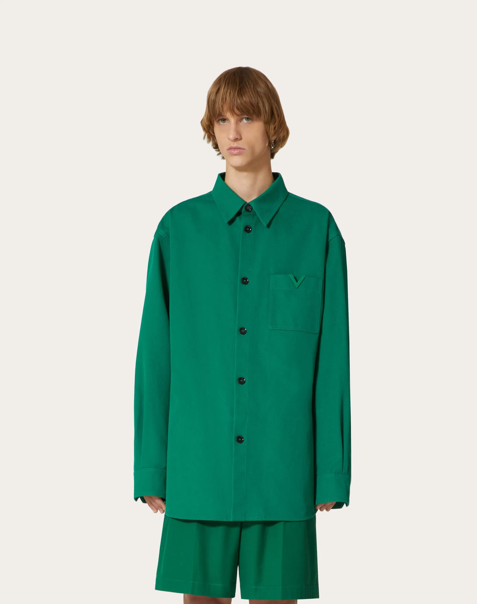 GIACCA CAMICIA IN CANVAS DI COTONE STRETCH CON V DETAIL GOMMATA
