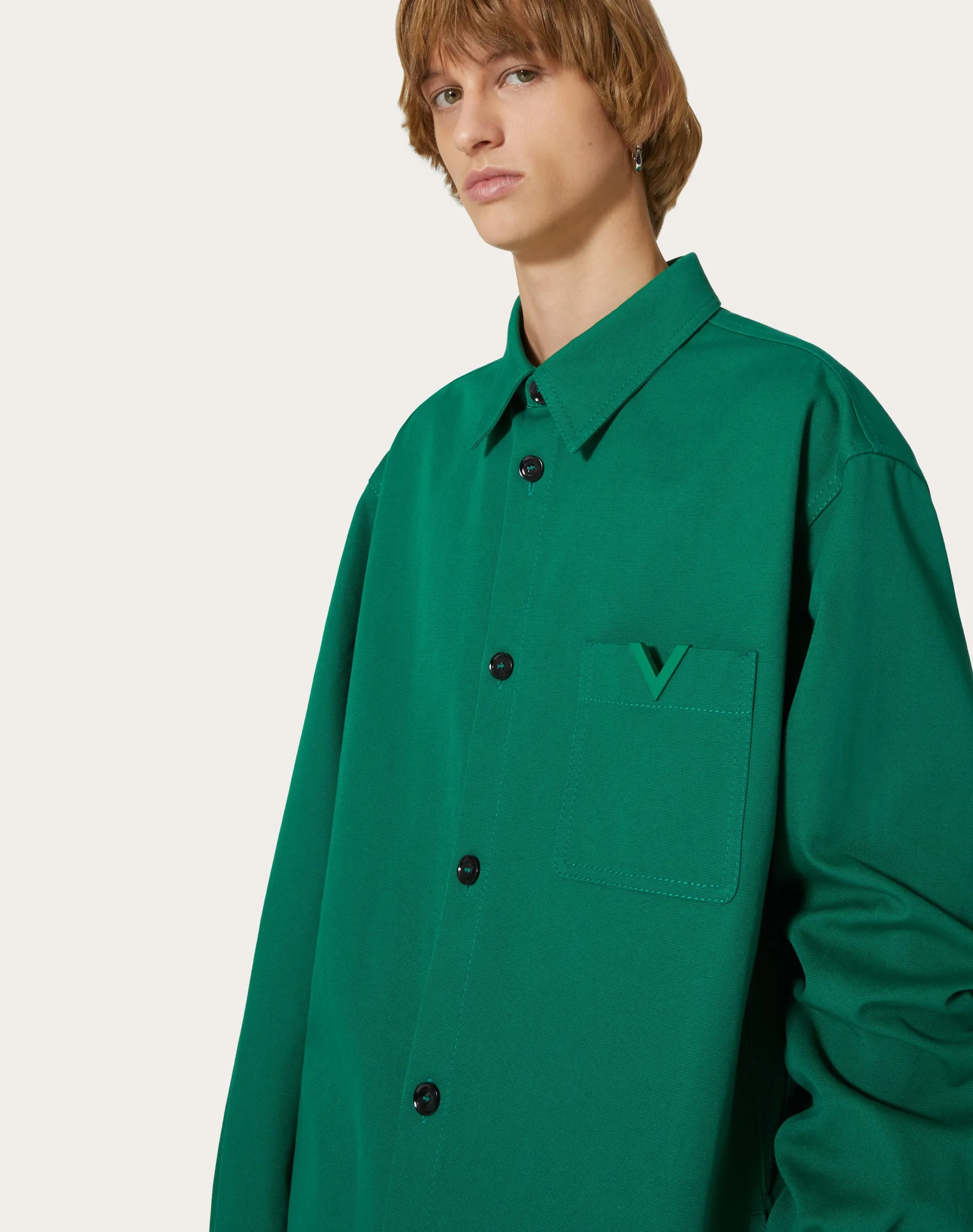 GIACCA CAMICIA IN CANVAS DI COTONE STRETCH CON V DETAIL GOMMATA