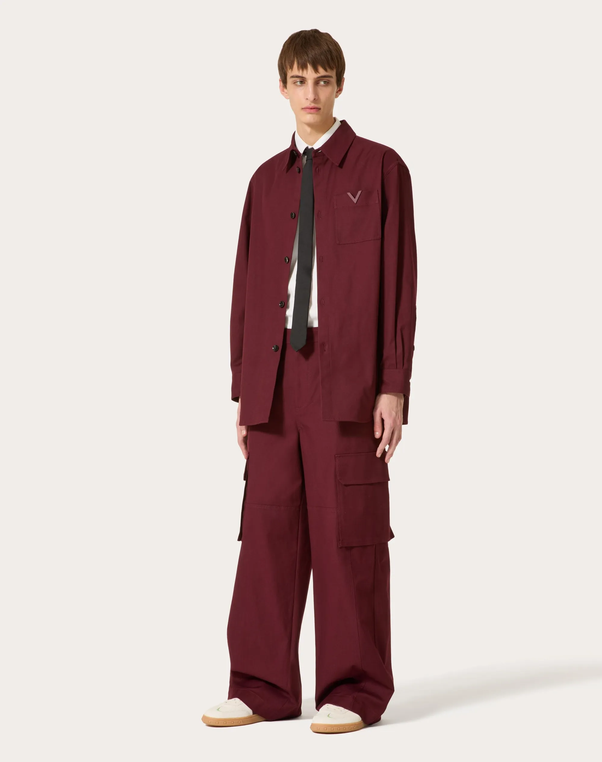 GIACCA CAMICIA IN CANVAS DI COTONE STRETCH CON V DETAIL GOMMATA