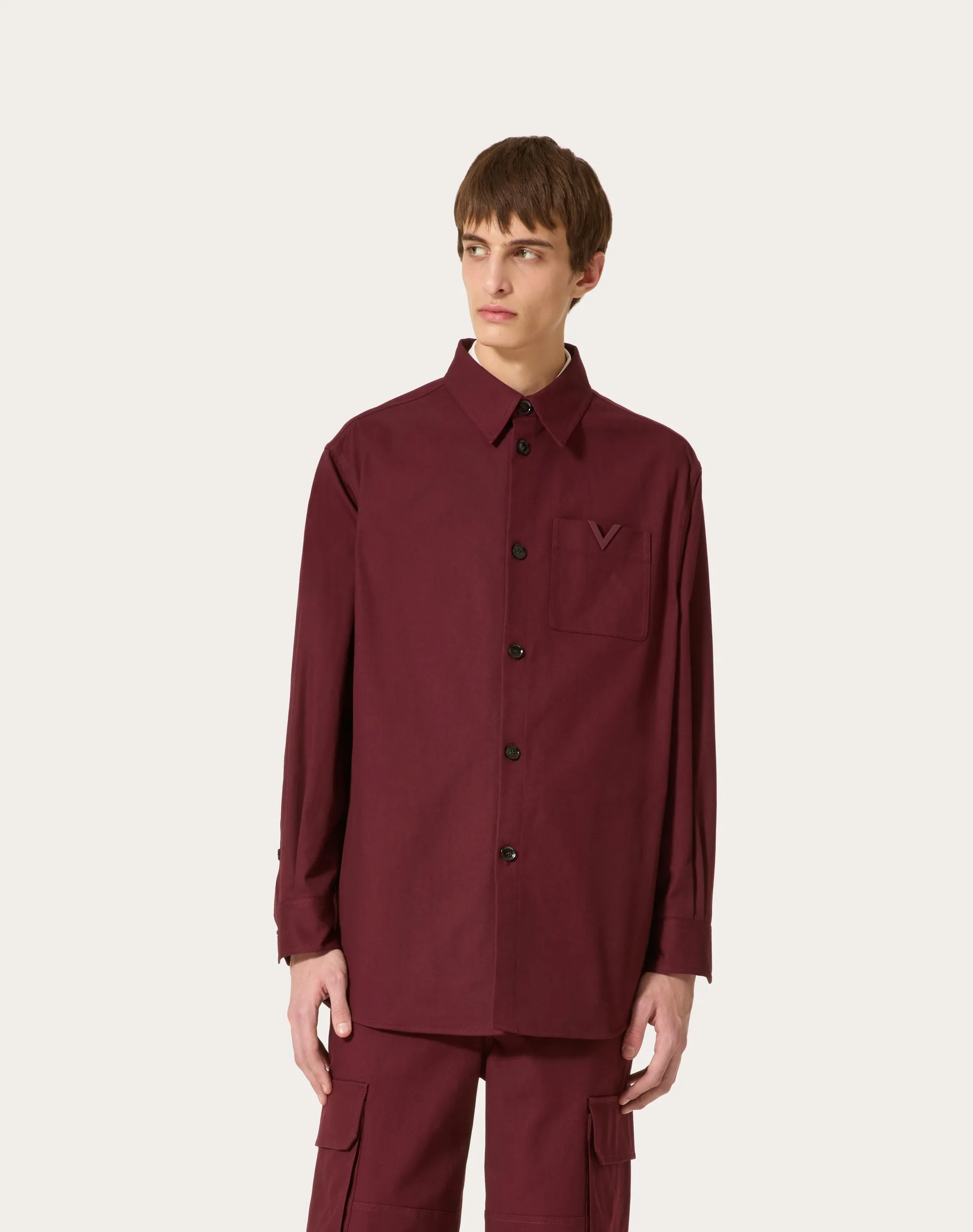 GIACCA CAMICIA IN CANVAS DI COTONE STRETCH CON V DETAIL GOMMATA