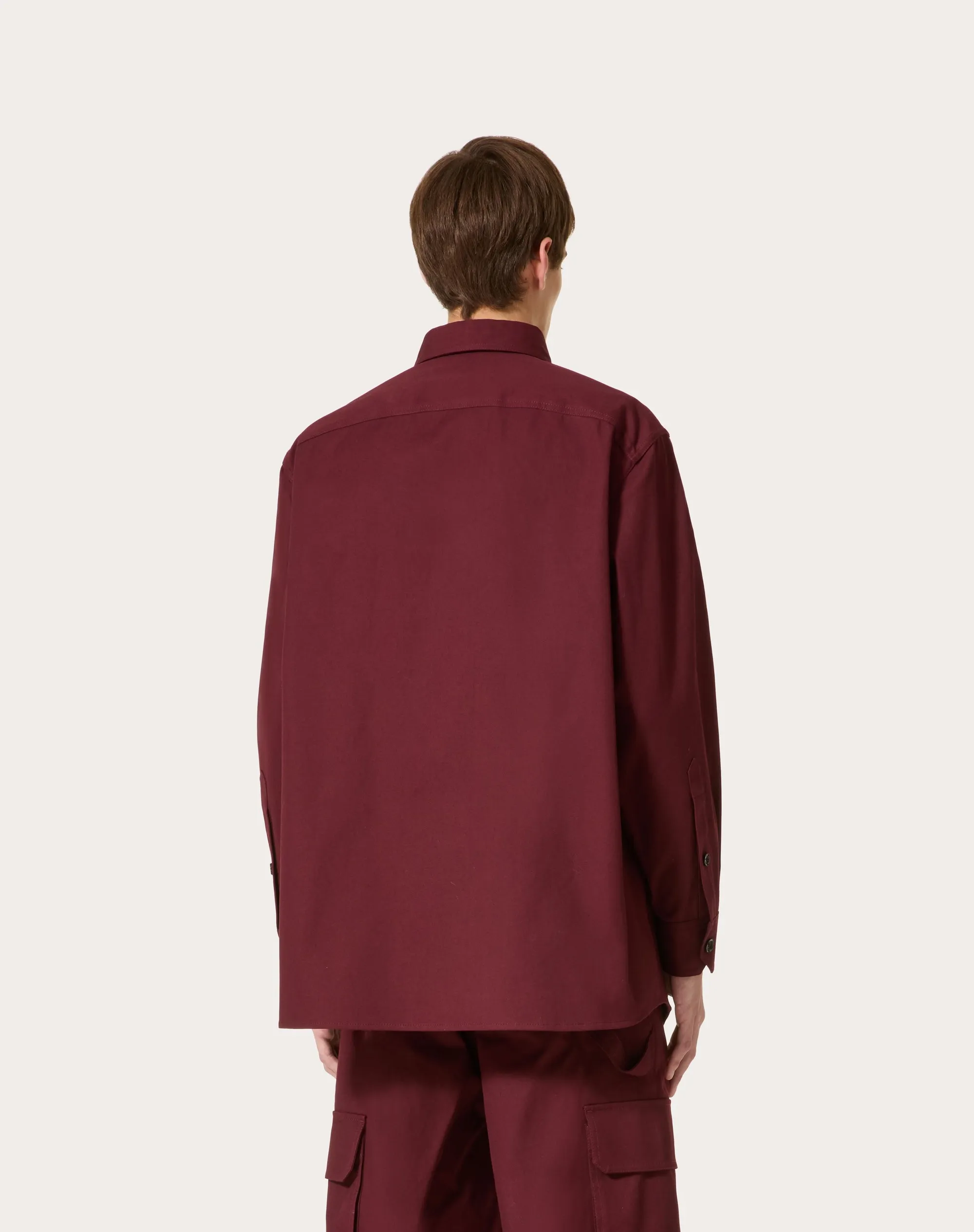 GIACCA CAMICIA IN CANVAS DI COTONE STRETCH CON V DETAIL GOMMATA