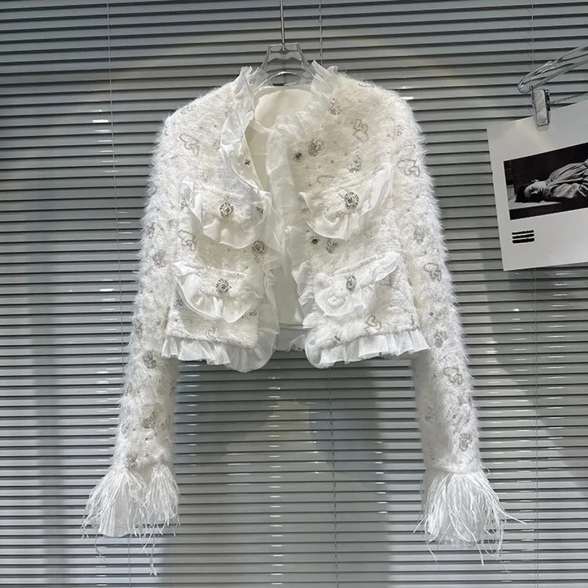 Giacca corta in pile di visone con bottoni di diamanti e acqua di fiori di High Street più recente del 2023