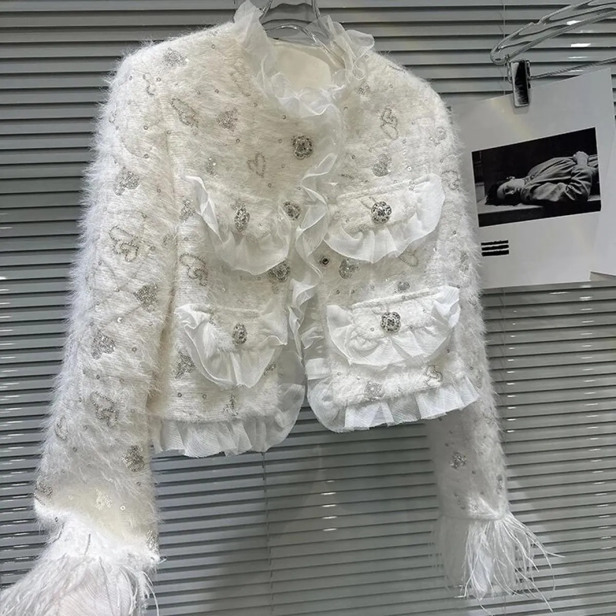 Giacca corta in pile di visone con bottoni di diamanti e acqua di fiori di High Street più recente del 2023