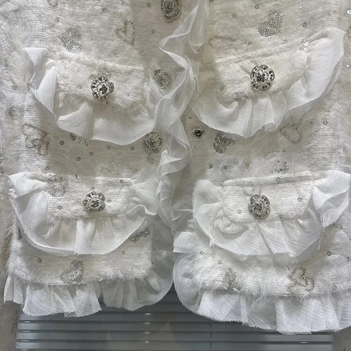 Giacca corta in pile di visone con bottoni di diamanti e acqua di fiori di High Street più recente del 2023