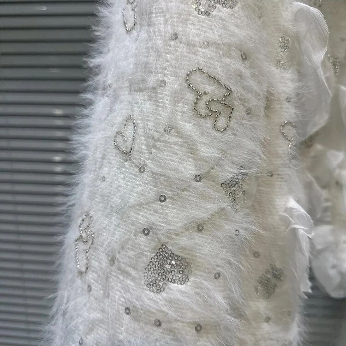 Giacca corta in pile di visone con bottoni di diamanti e acqua di fiori di High Street più recente del 2023