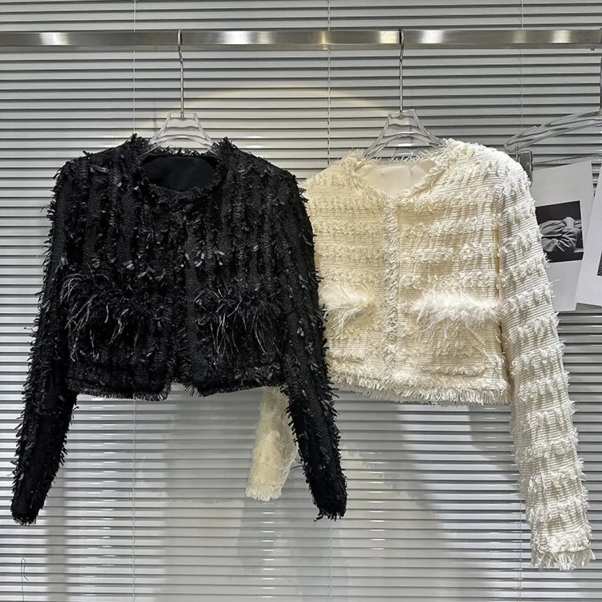 Giacca corta in tweed a maniche lunghe con capelli di struzzo impiombato da donna di High Street più nuova del 2023