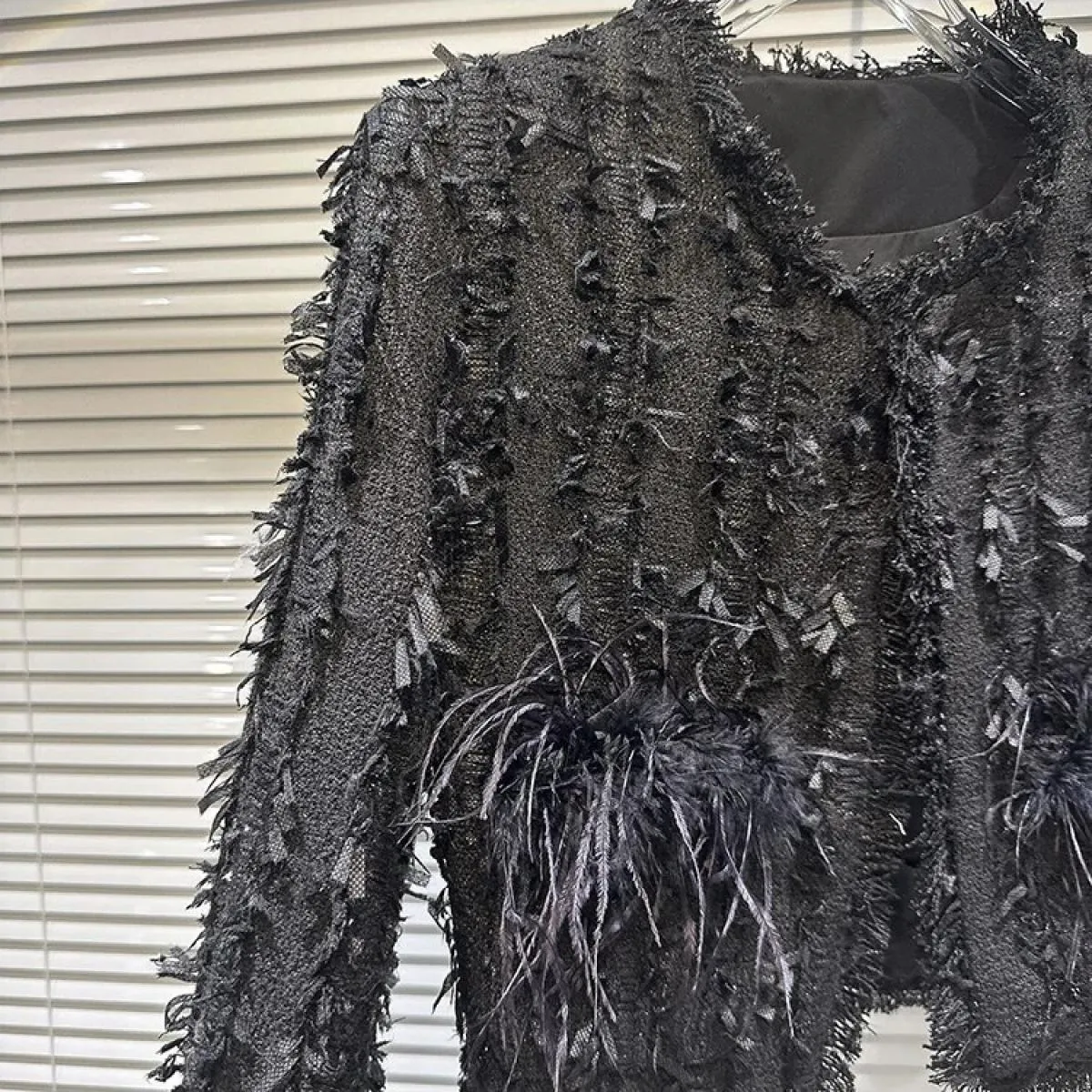 Giacca corta in tweed a maniche lunghe con capelli di struzzo impiombato da donna di High Street più nuova del 2023