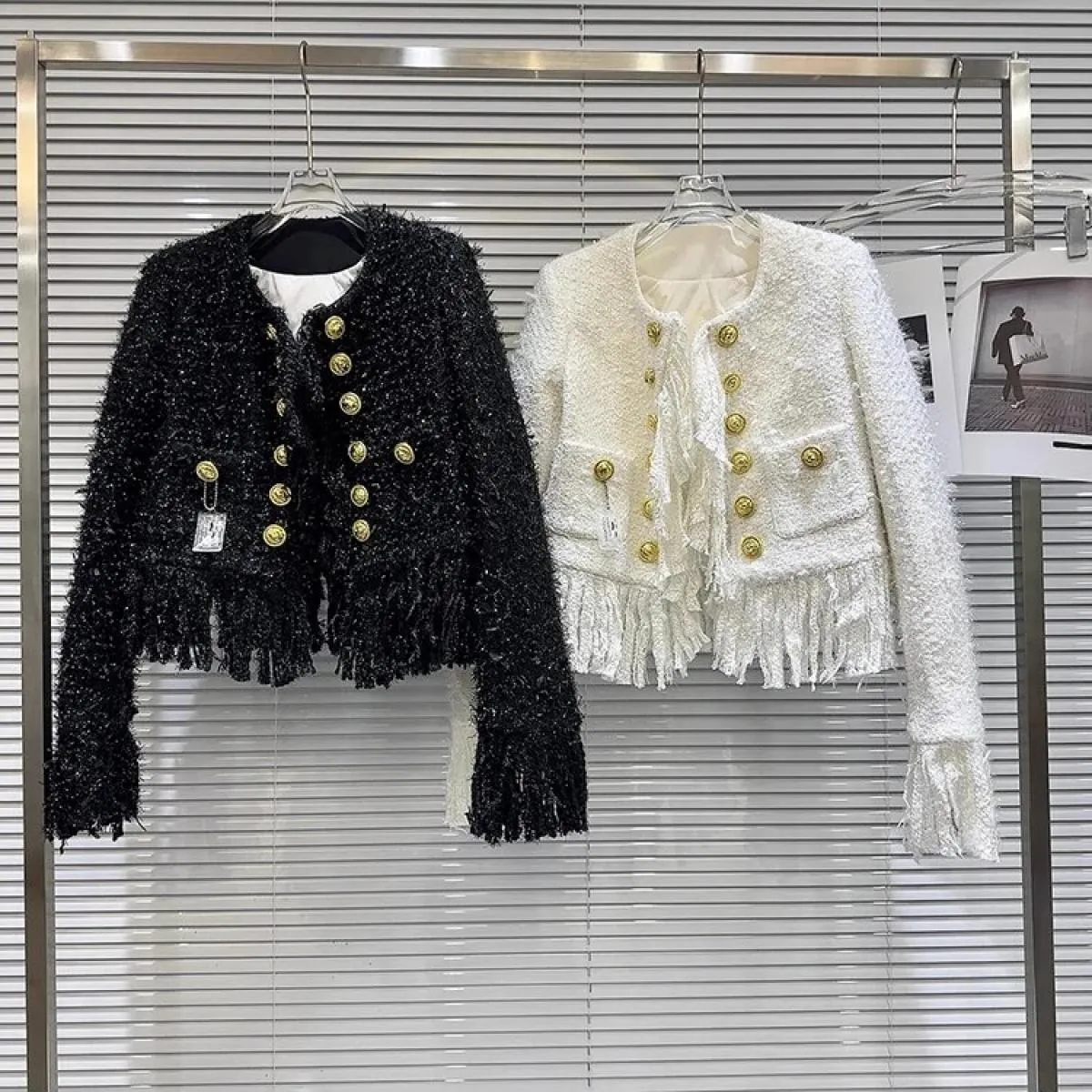Giacca da donna in tweed di seta brillante con nappa con fibbia in metallo più nuova di High Street 2023