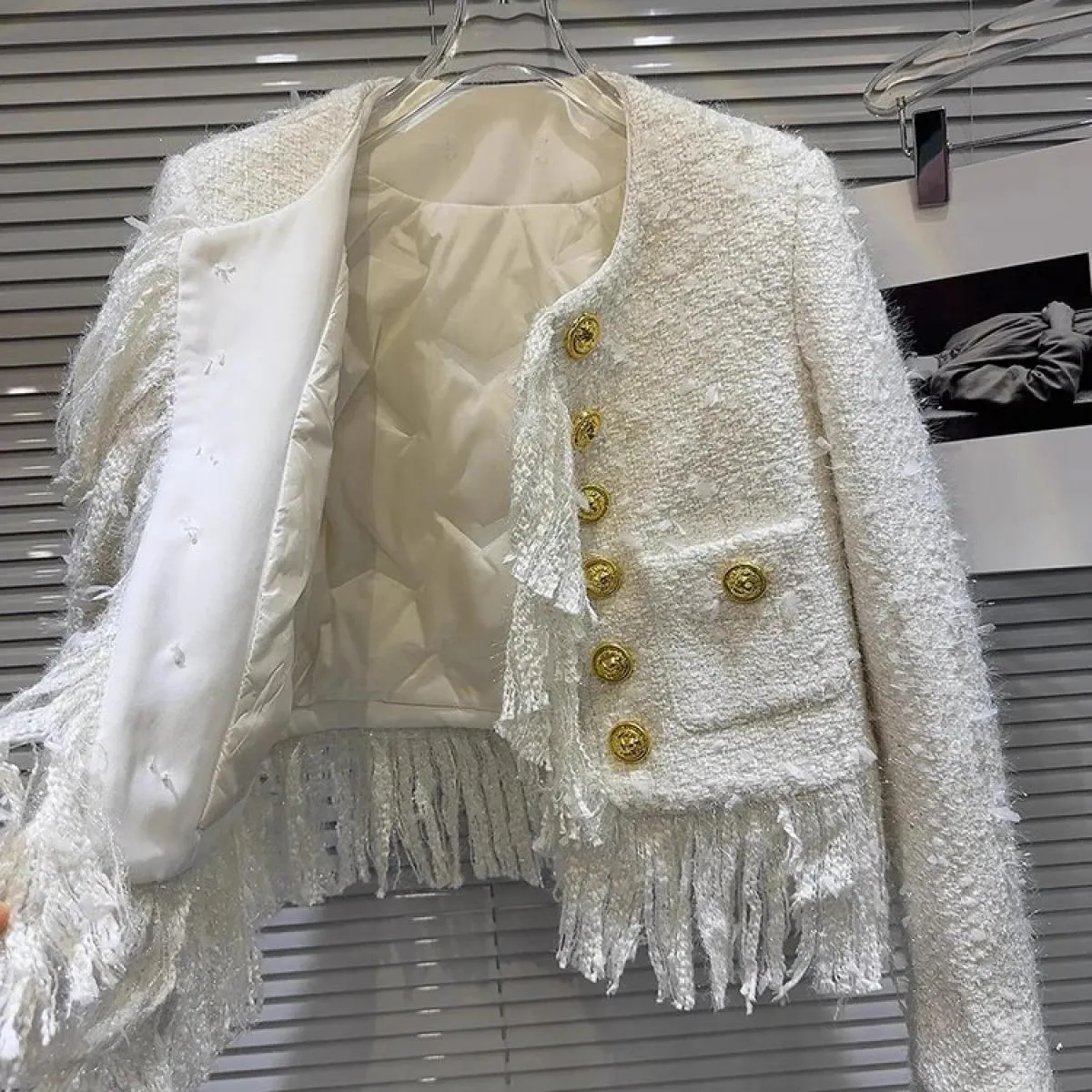 Giacca da donna in tweed di seta brillante con nappa con fibbia in metallo più nuova di High Street 2023