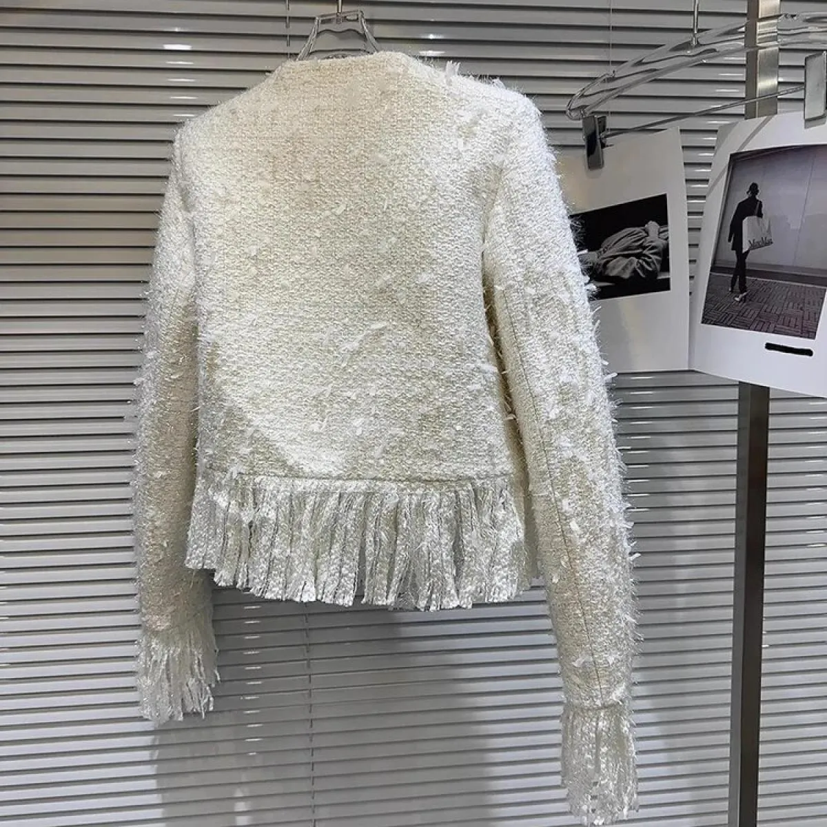 Giacca da donna in tweed di seta brillante con nappa con fibbia in metallo più nuova di High Street 2023