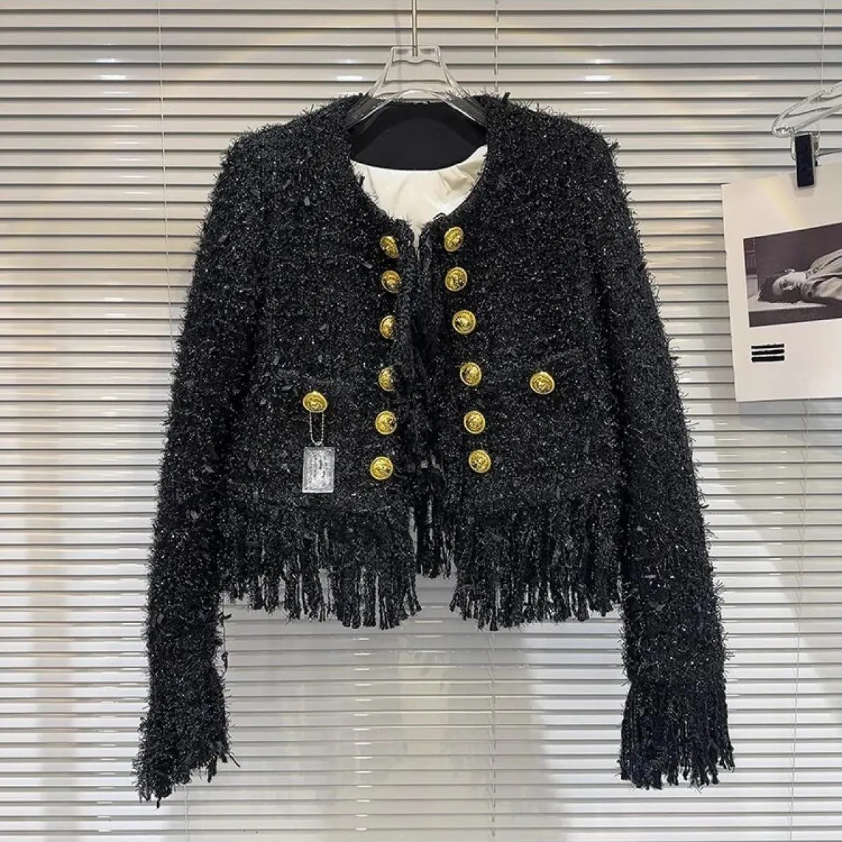 Giacca da donna in tweed di seta brillante con nappa con fibbia in metallo più nuova di High Street 2023