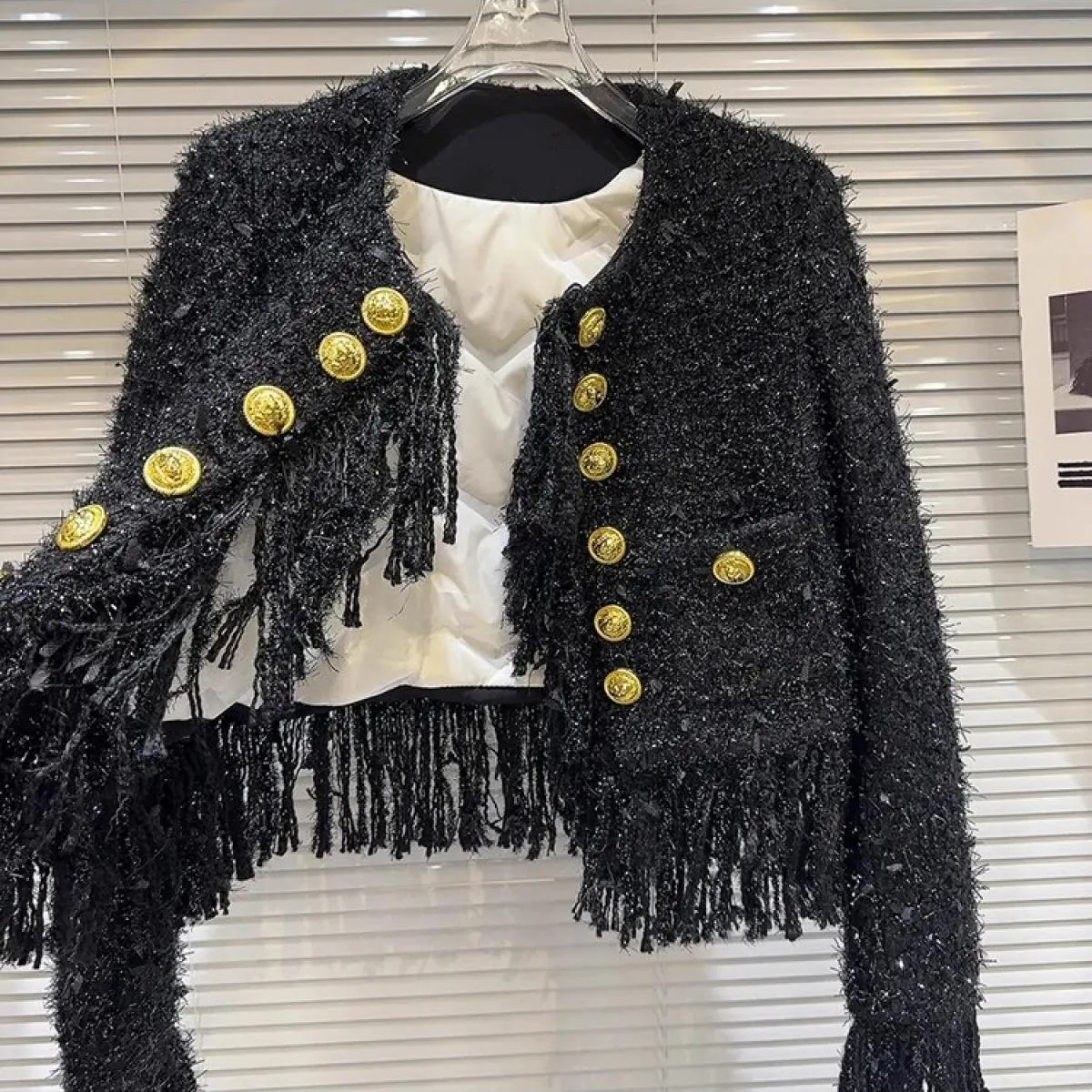 Giacca da donna in tweed di seta brillante con nappa con fibbia in metallo più nuova di High Street 2023