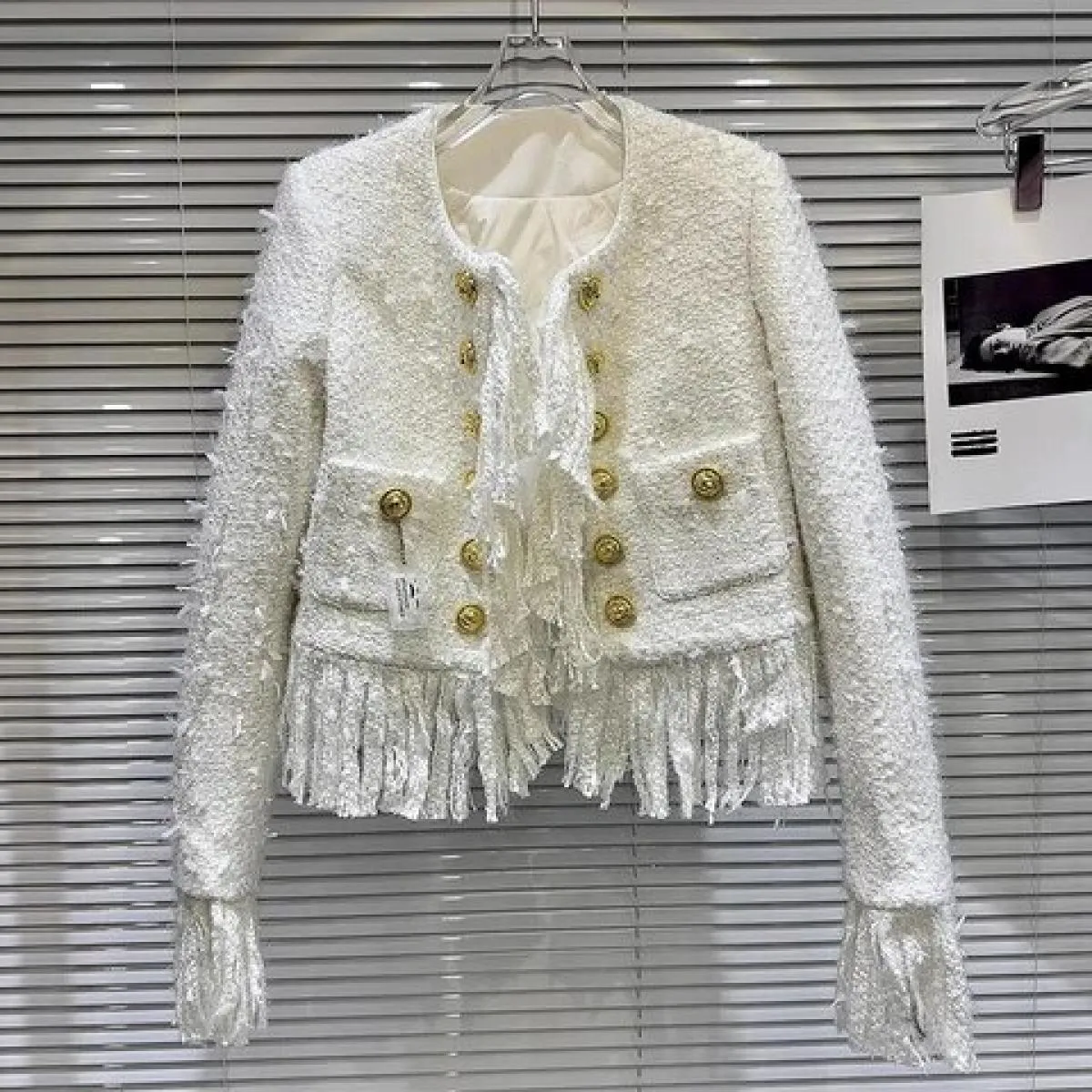Giacca da donna in tweed di seta brillante con nappa con fibbia in metallo più nuova di High Street 2023