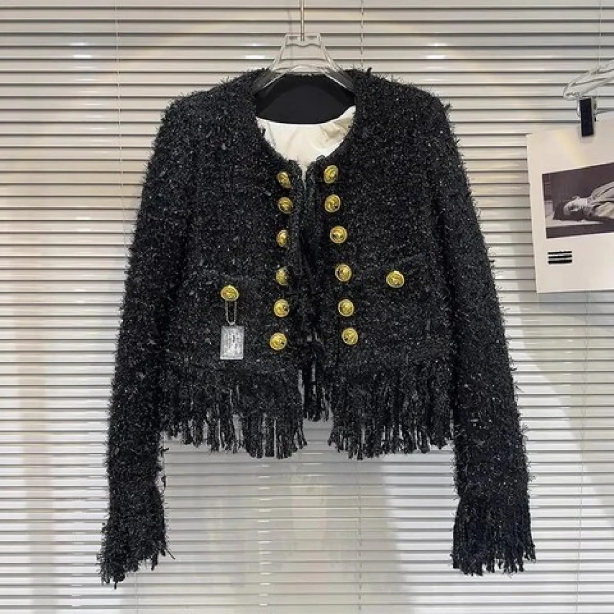 Giacca da donna in tweed di seta brillante con nappa con fibbia in metallo più nuova di High Street 2023