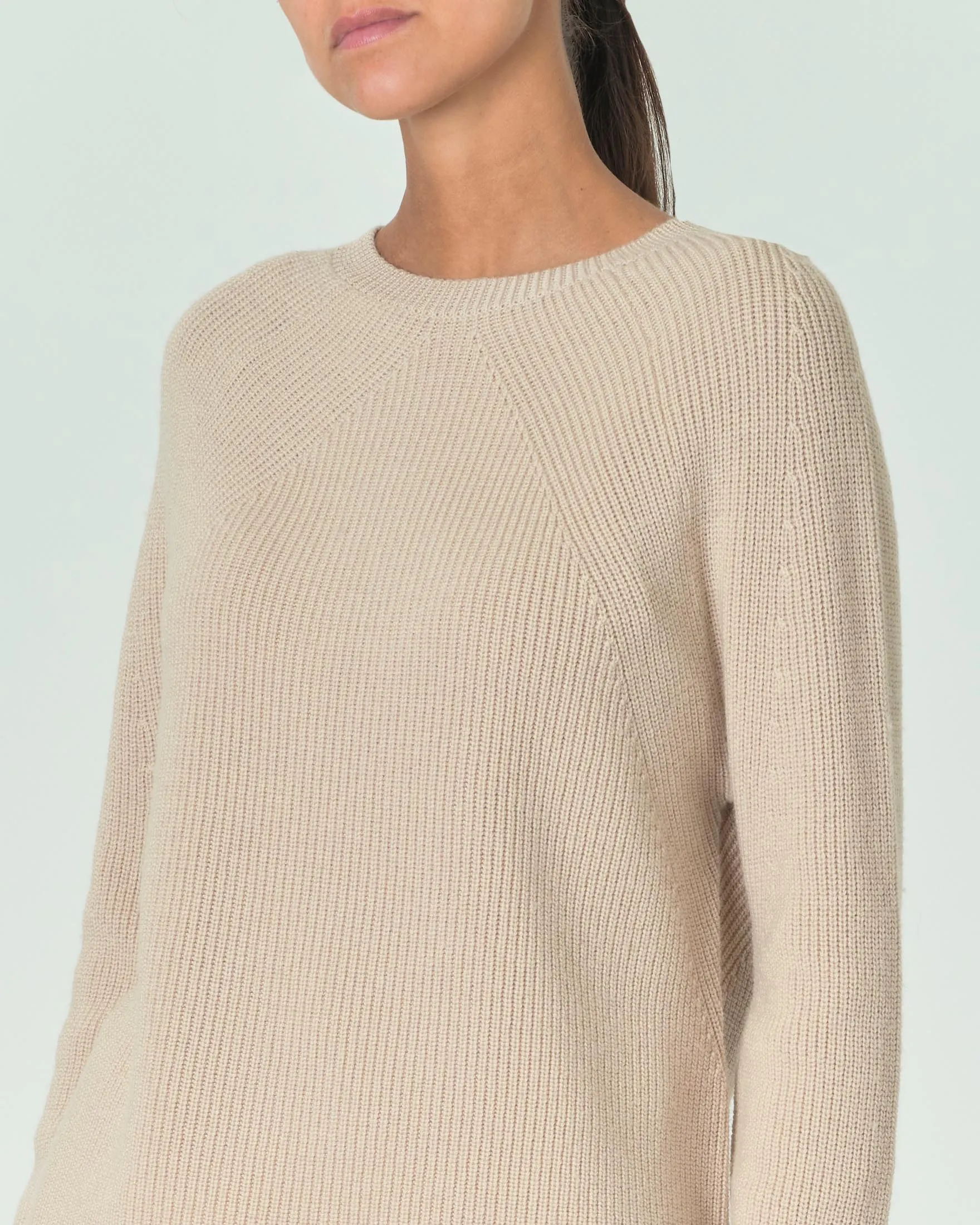 Maglia color cacha in lana vergine lavorato a punto pannocchia con maniche raglan