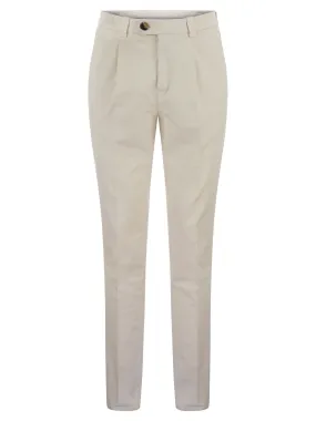 Pantaloni Leisure Fit tinti in capo in cotone comfort American Pima con pieghe