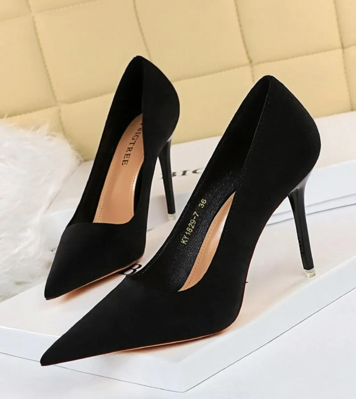 Scarpe da donna in finta pelle scamosciata Décolleté concisi alla moda Tacchi alti e sottili Scarpe con punta a punta Scarpe da