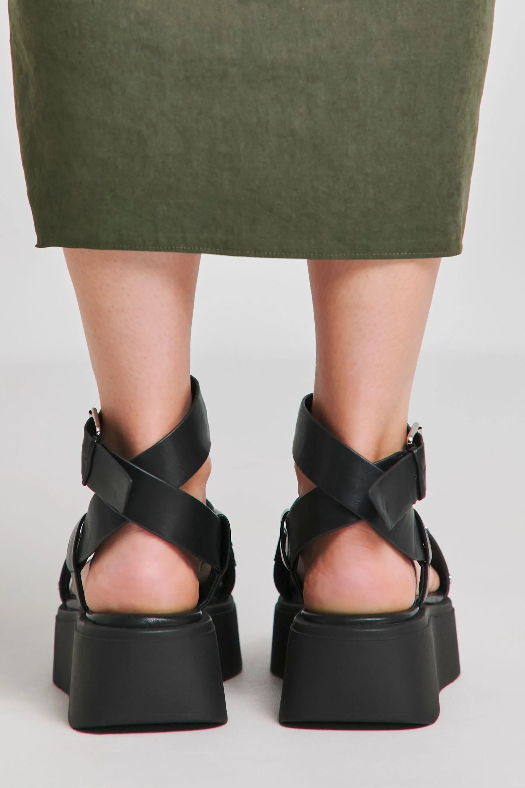 Simply Be - Sandali flatform con cinturini incrociati e Vestibilità ampia e borchie