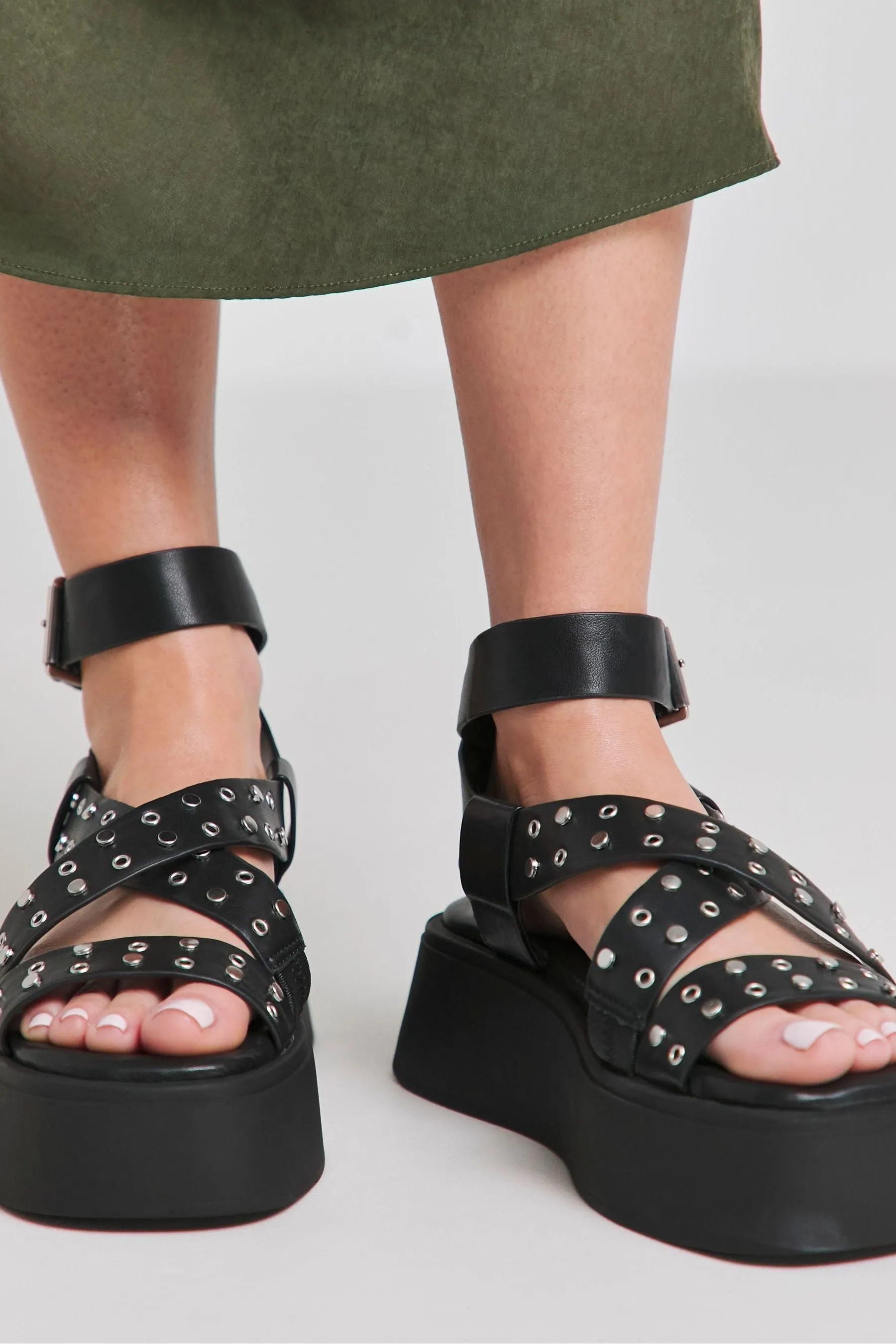 Simply Be - Sandali flatform con cinturini incrociati e Vestibilità ampia e borchie