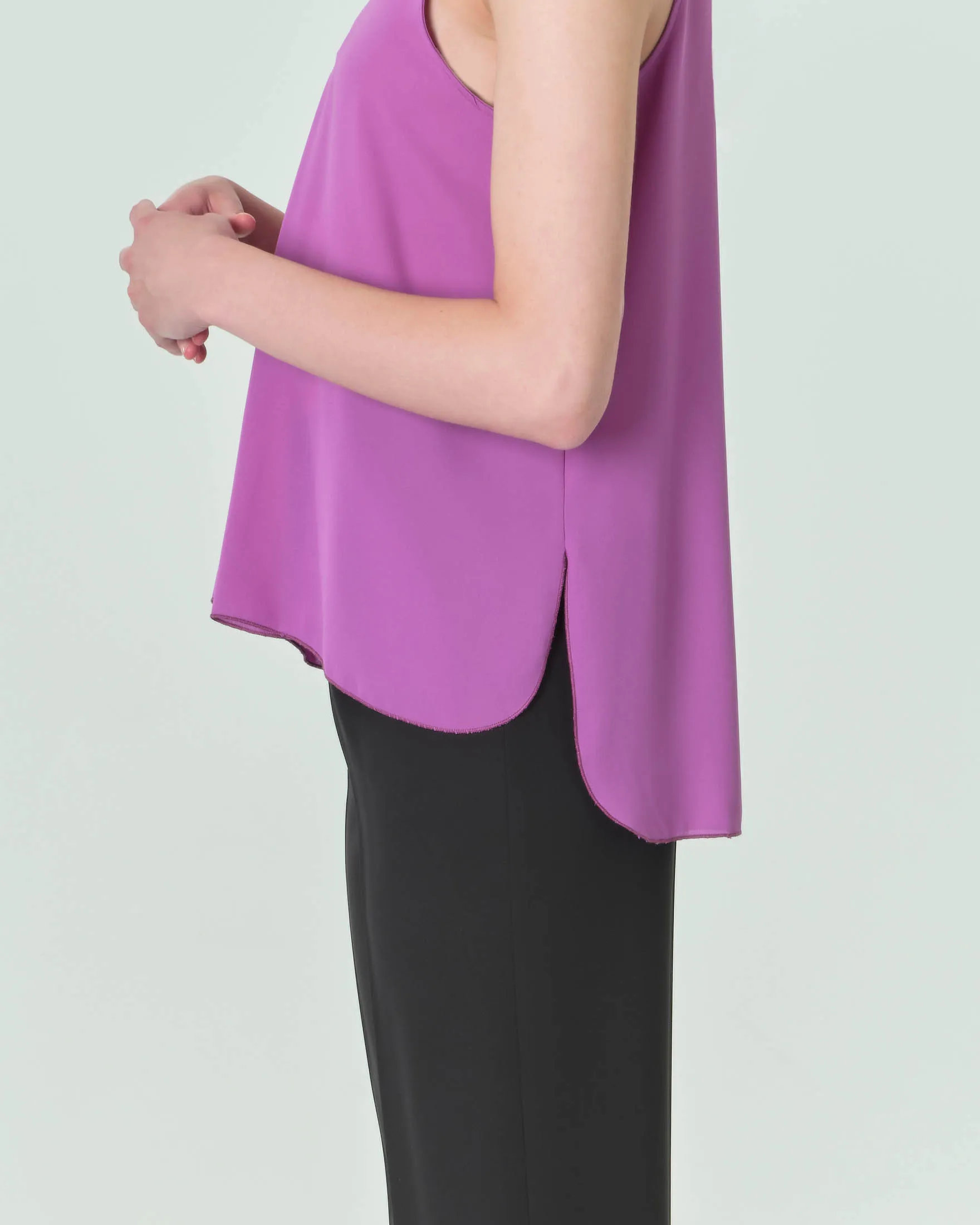 Top smanicato color ciclamino in georgette dalla linea svasata con piega a cannone frontale