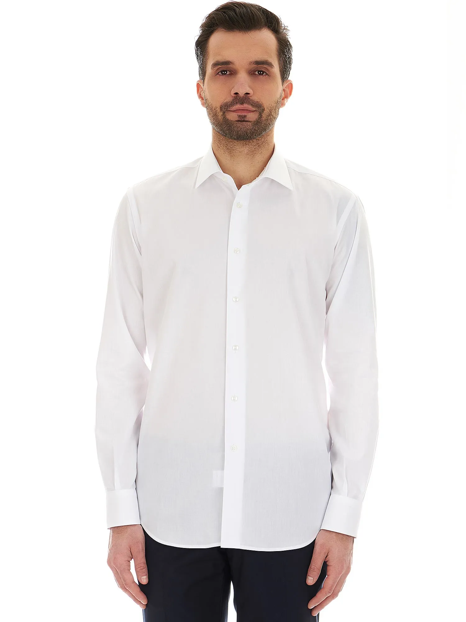White shirt with classic collar and loose fit